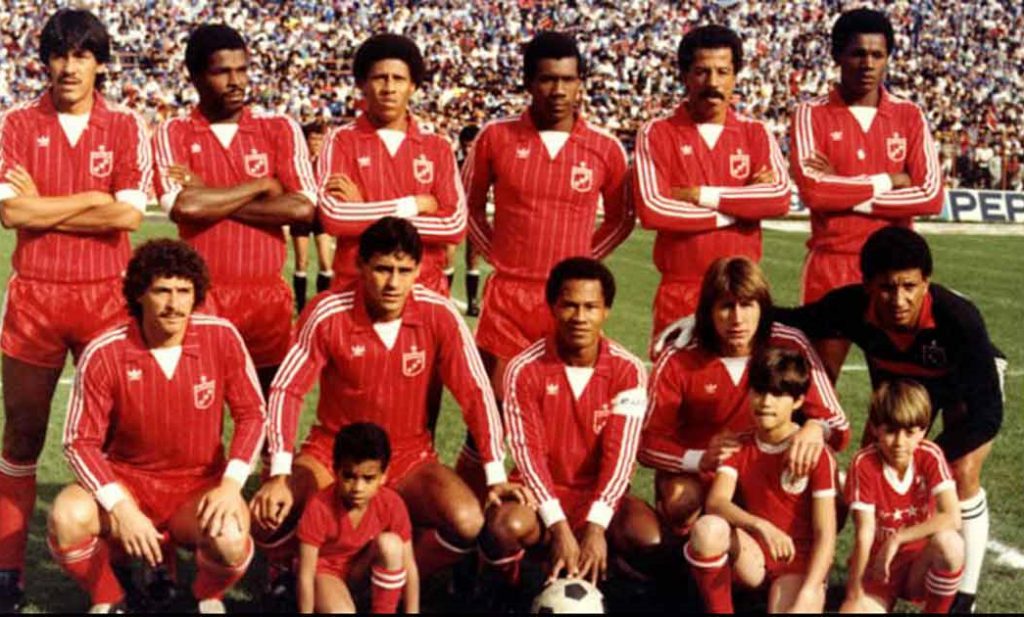 Equipe do América em 1986; Clube possui apelido de "escarlate" em função da cor de seu uniforme (Foto: Reprodução/El Tiempo)