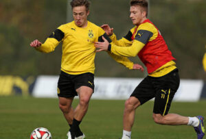 Passlack treinando com o ídolodo Borussia Dortmund Marco Reus (Foto: Reprodução/ran.de)