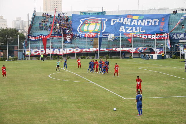 Banner azul de apostas esportivas com copos campeões de smartphone