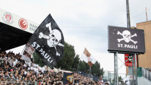 A força do estádio pode fazer o St Pauli alçar voos maiores (Foto: Reprodução/skysports