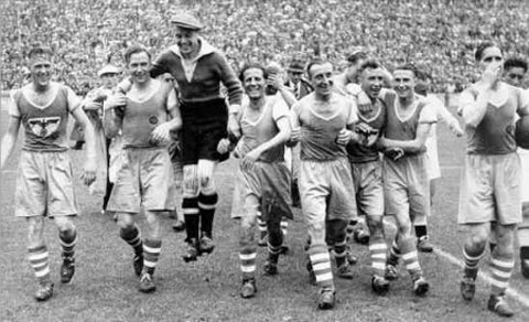 Schalke celebra um de seus títulos na década de 1930 (Foto: Reprodução)