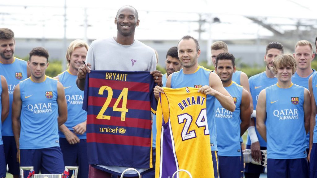 Kobe e Iniesta trocam camisas (Foto: Reprodução)
