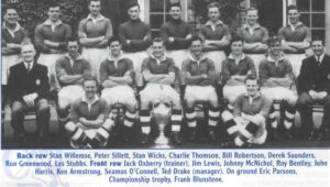 Equipe do Chelsea campeã da Inglaterra em 1954-55 (Foto: Reprodução/corbychelsea.com)